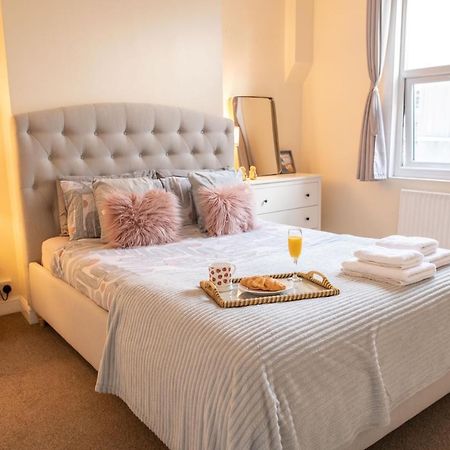 4 Bedroom Flat With High Speed Wi-Fi In North Acton, Ealing, West Лондон Екстериор снимка