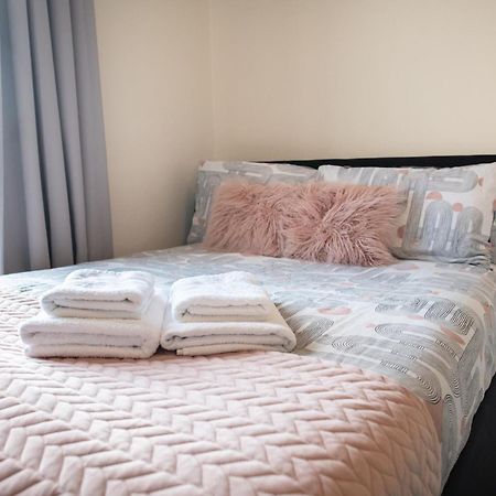 4 Bedroom Flat With High Speed Wi-Fi In North Acton, Ealing, West Лондон Екстериор снимка