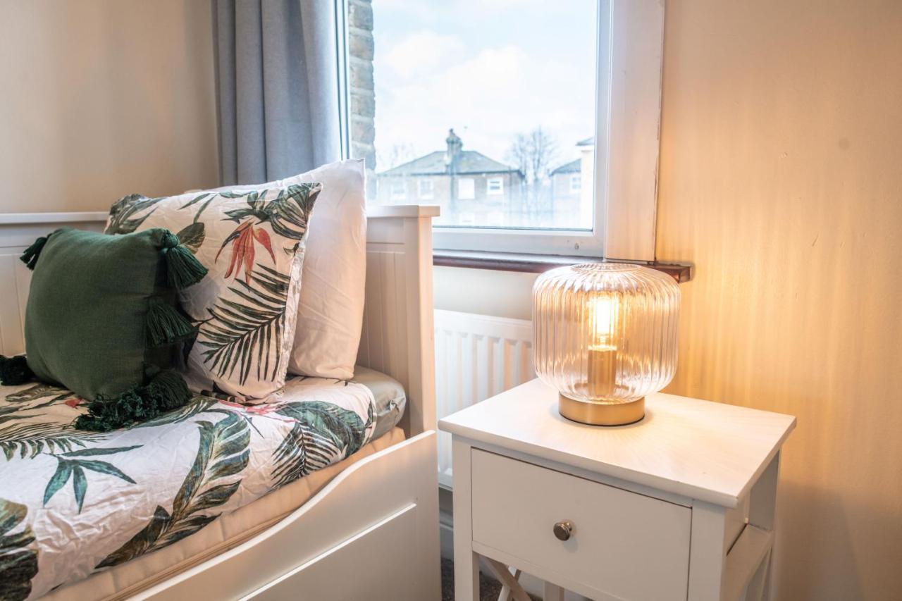 4 Bedroom Flat With High Speed Wi-Fi In North Acton, Ealing, West Лондон Екстериор снимка