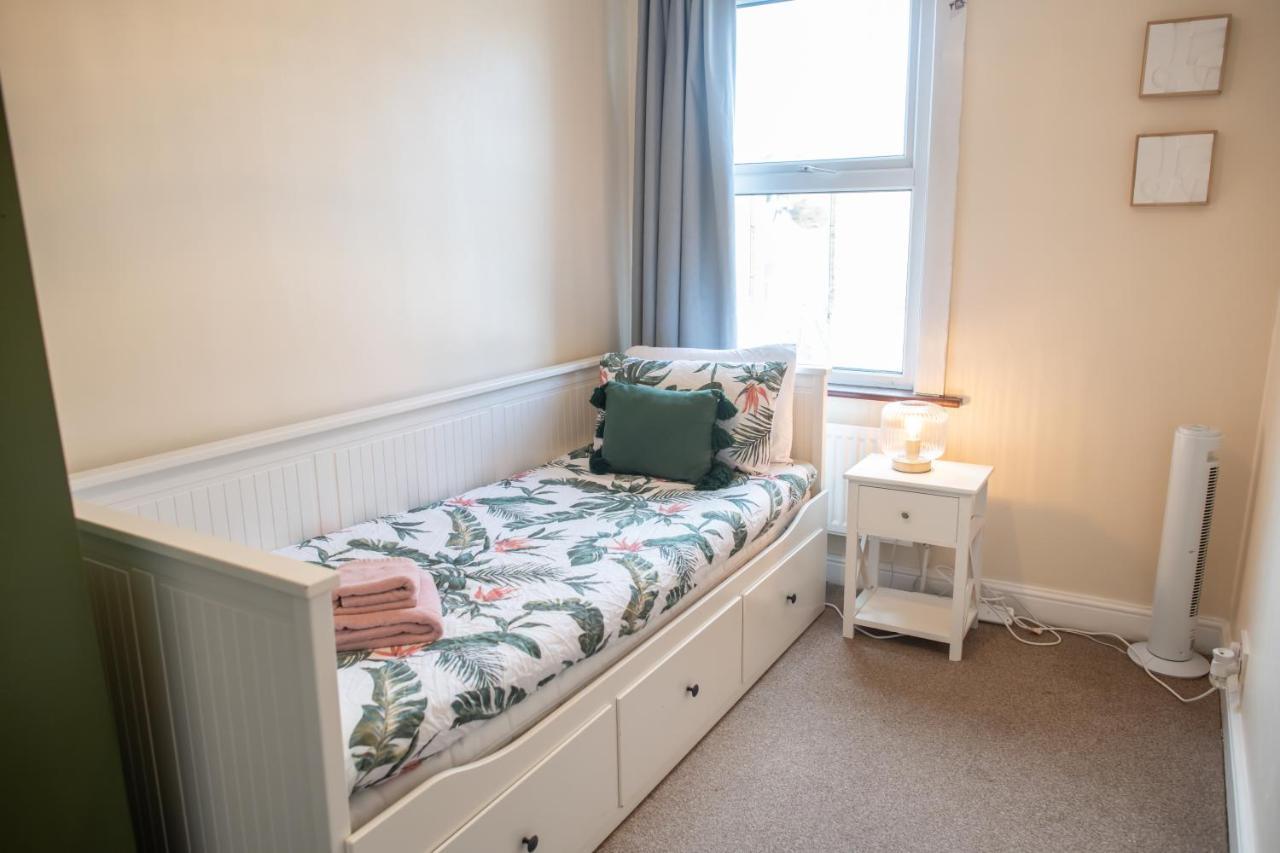 4 Bedroom Flat With High Speed Wi-Fi In North Acton, Ealing, West Лондон Екстериор снимка
