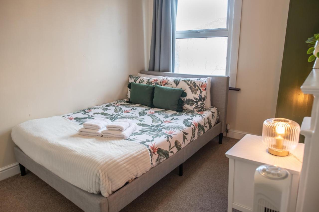 4 Bedroom Flat With High Speed Wi-Fi In North Acton, Ealing, West Лондон Екстериор снимка