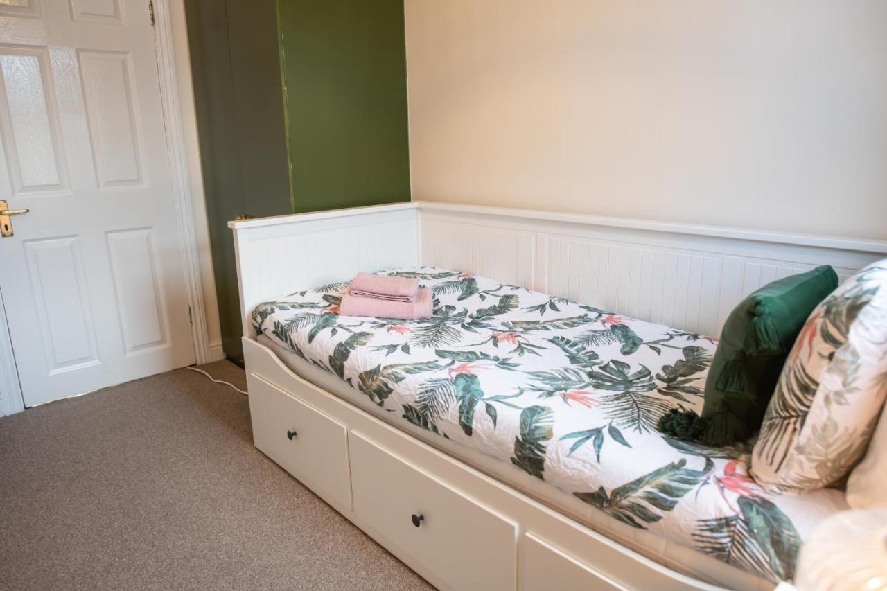 4 Bedroom Flat With High Speed Wi-Fi In North Acton, Ealing, West Лондон Екстериор снимка