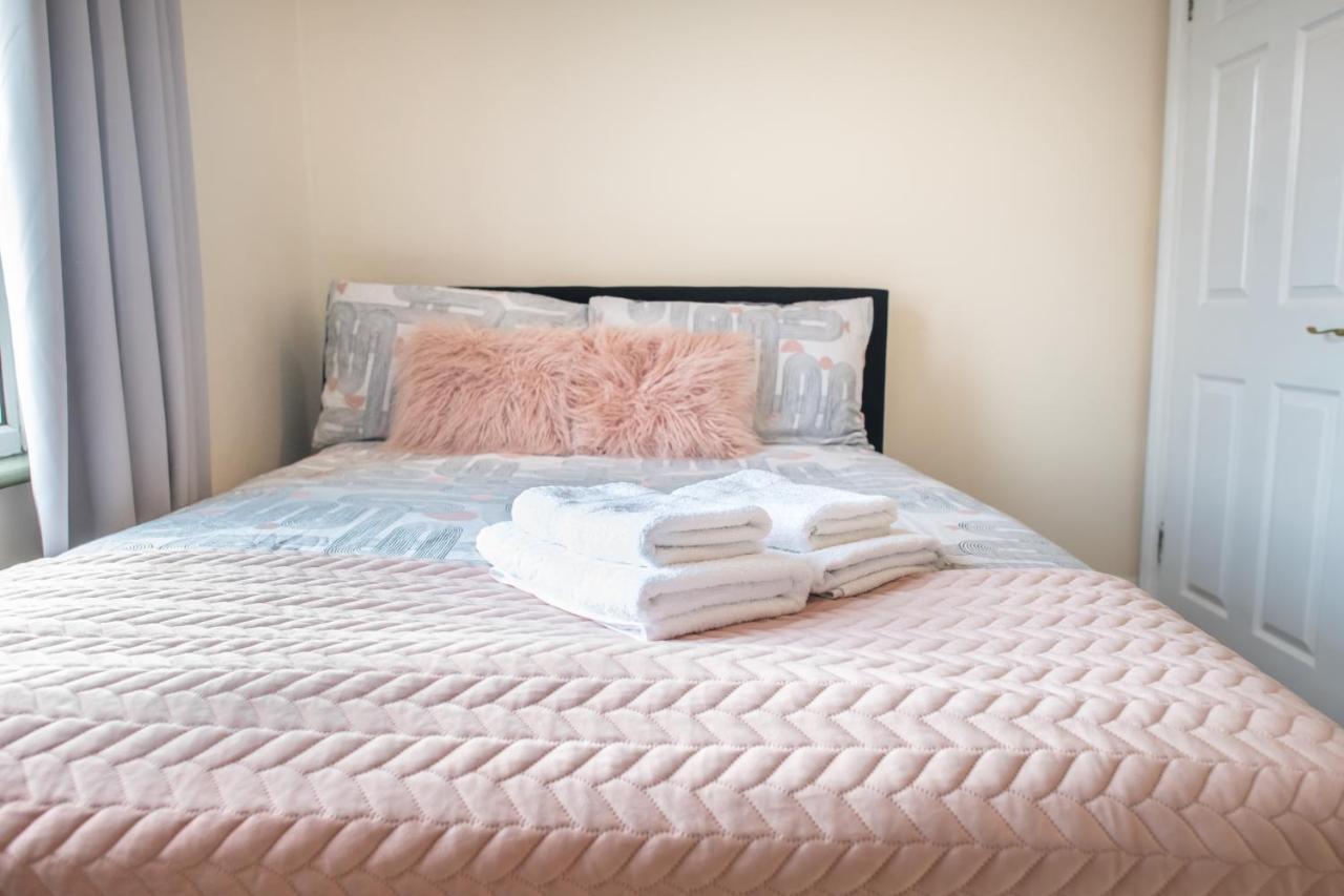 4 Bedroom Flat With High Speed Wi-Fi In North Acton, Ealing, West Лондон Екстериор снимка