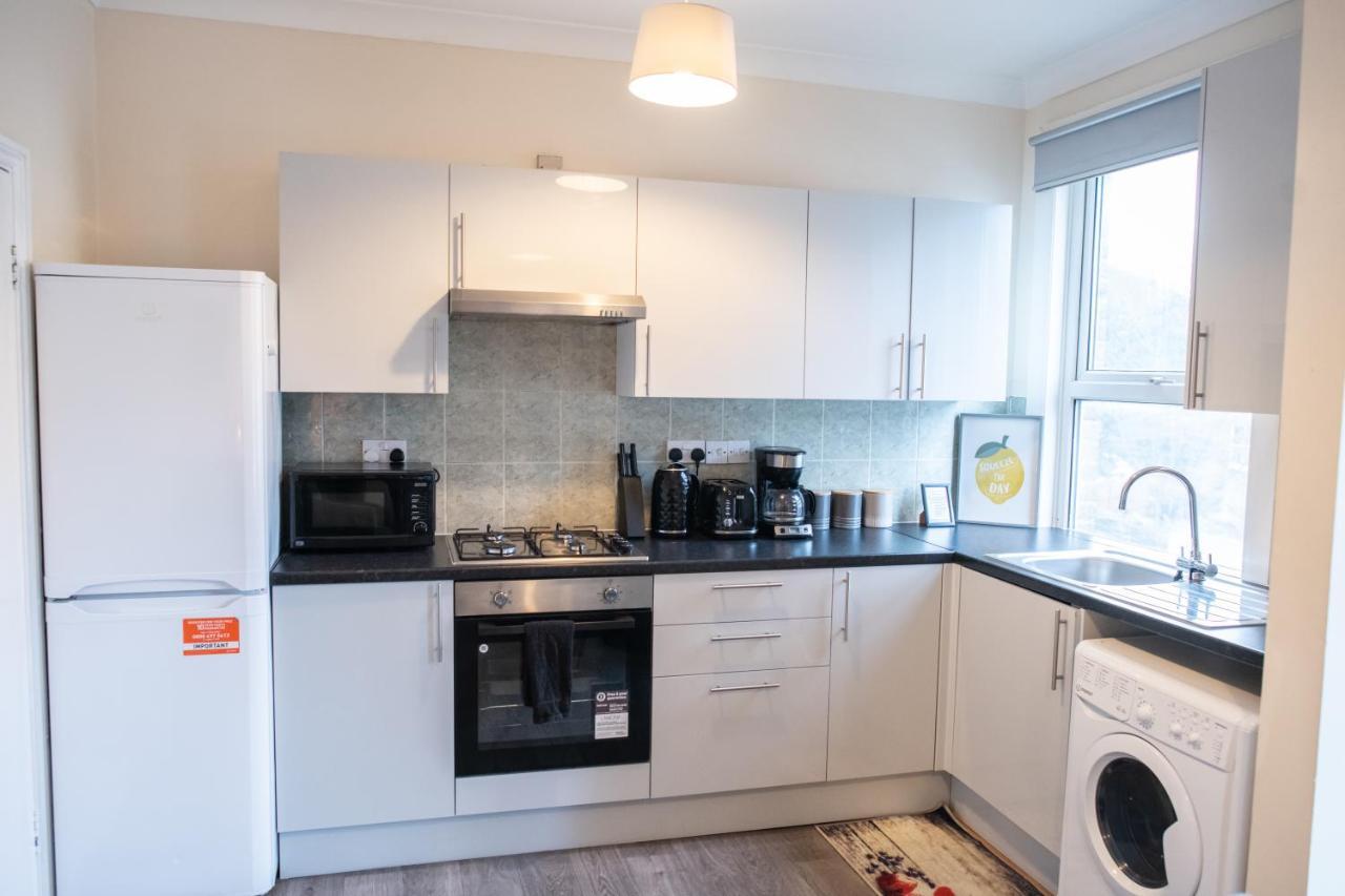 4 Bedroom Flat With High Speed Wi-Fi In North Acton, Ealing, West Лондон Екстериор снимка