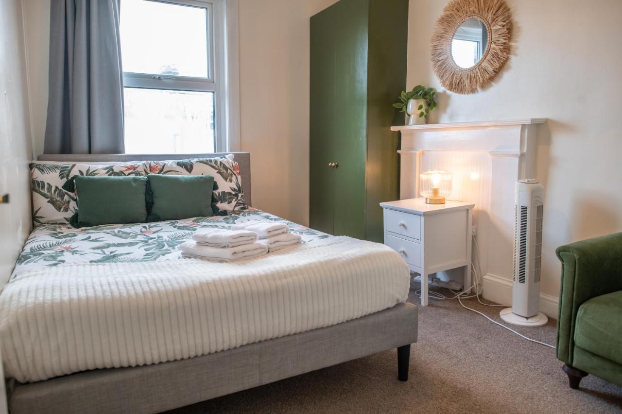 4 Bedroom Flat With High Speed Wi-Fi In North Acton, Ealing, West Лондон Екстериор снимка