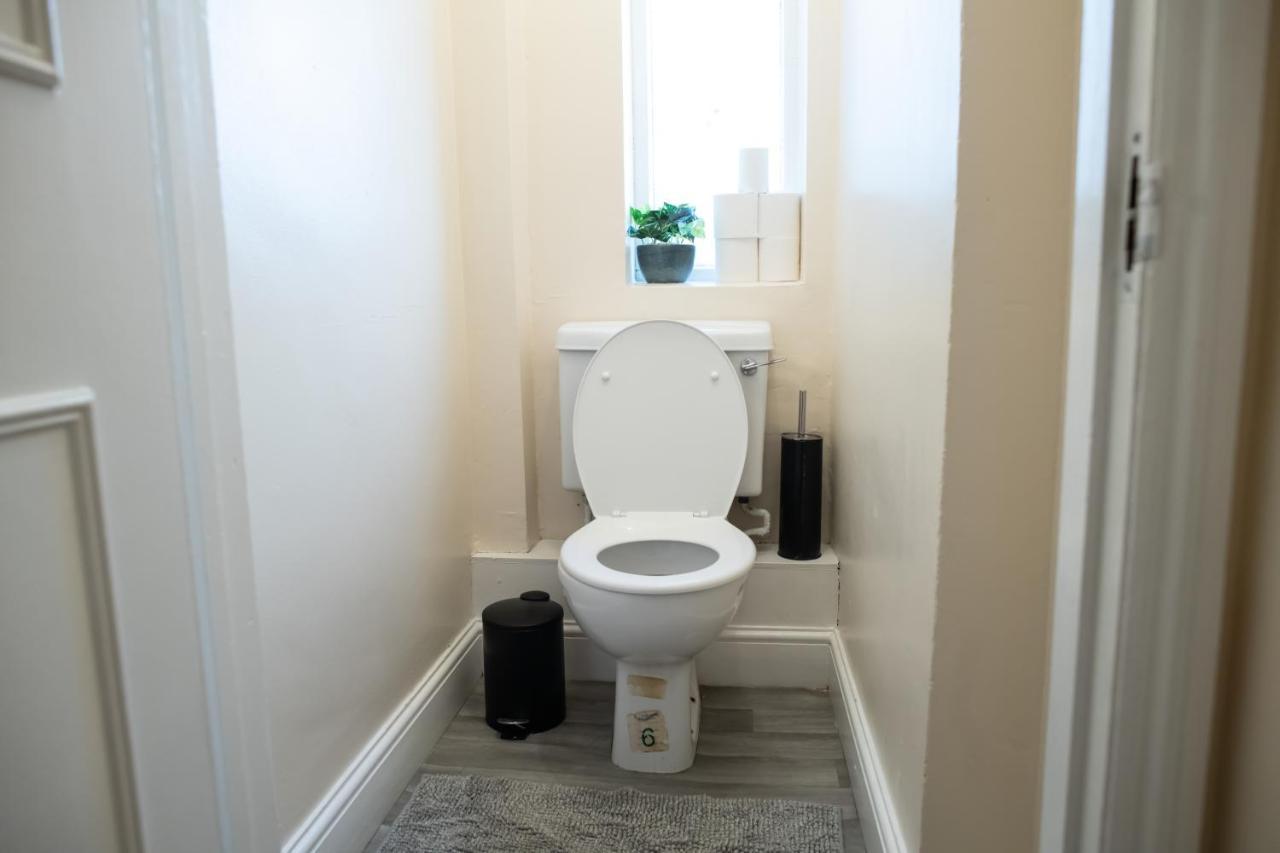 4 Bedroom Flat With High Speed Wi-Fi In North Acton, Ealing, West Лондон Екстериор снимка