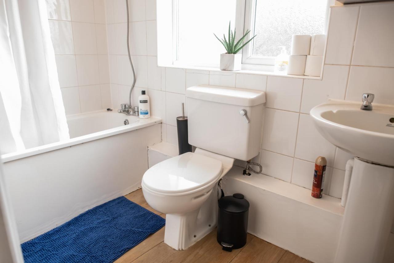 4 Bedroom Flat With High Speed Wi-Fi In North Acton, Ealing, West Лондон Екстериор снимка