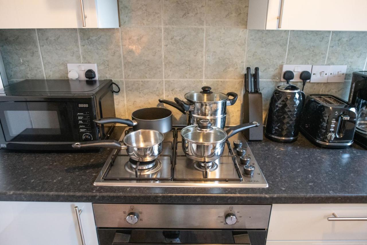 4 Bedroom Flat With High Speed Wi-Fi In North Acton, Ealing, West Лондон Екстериор снимка