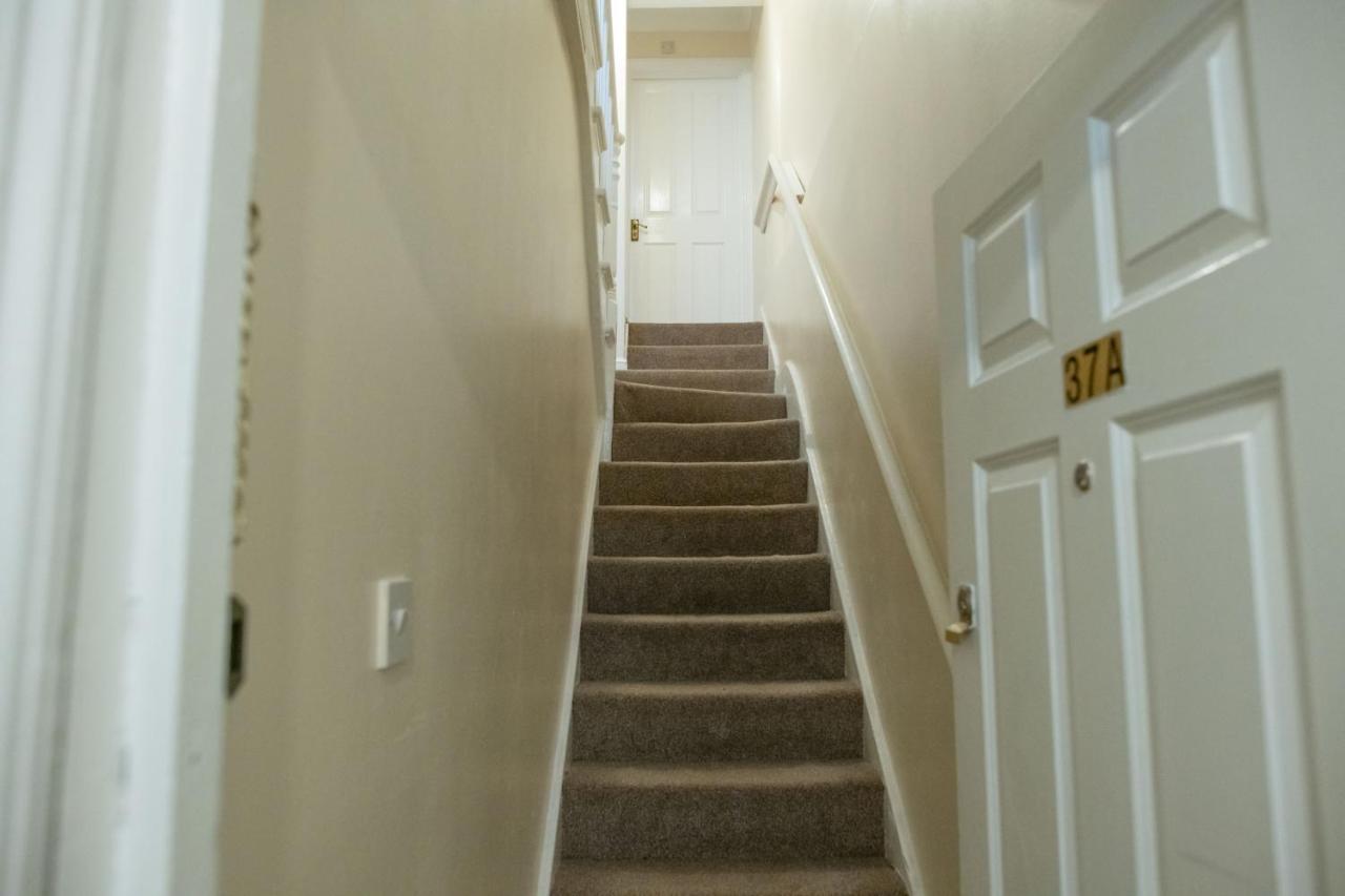 4 Bedroom Flat With High Speed Wi-Fi In North Acton, Ealing, West Лондон Екстериор снимка
