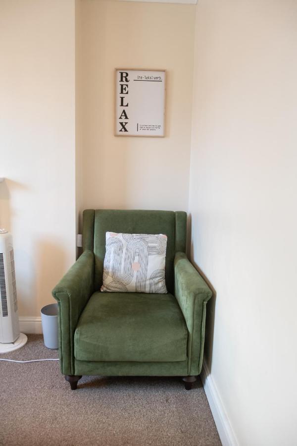 4 Bedroom Flat With High Speed Wi-Fi In North Acton, Ealing, West Лондон Екстериор снимка