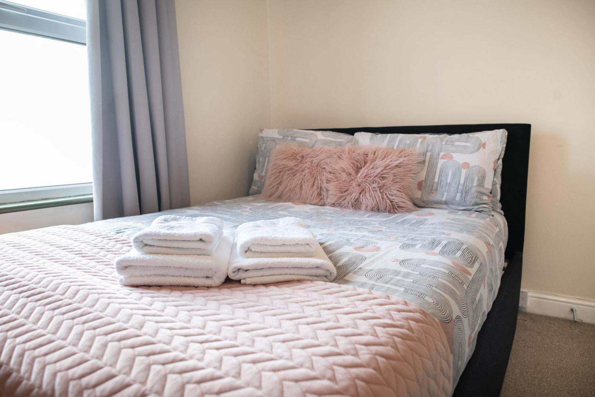 4 Bedroom Flat With High Speed Wi-Fi In North Acton, Ealing, West Лондон Екстериор снимка