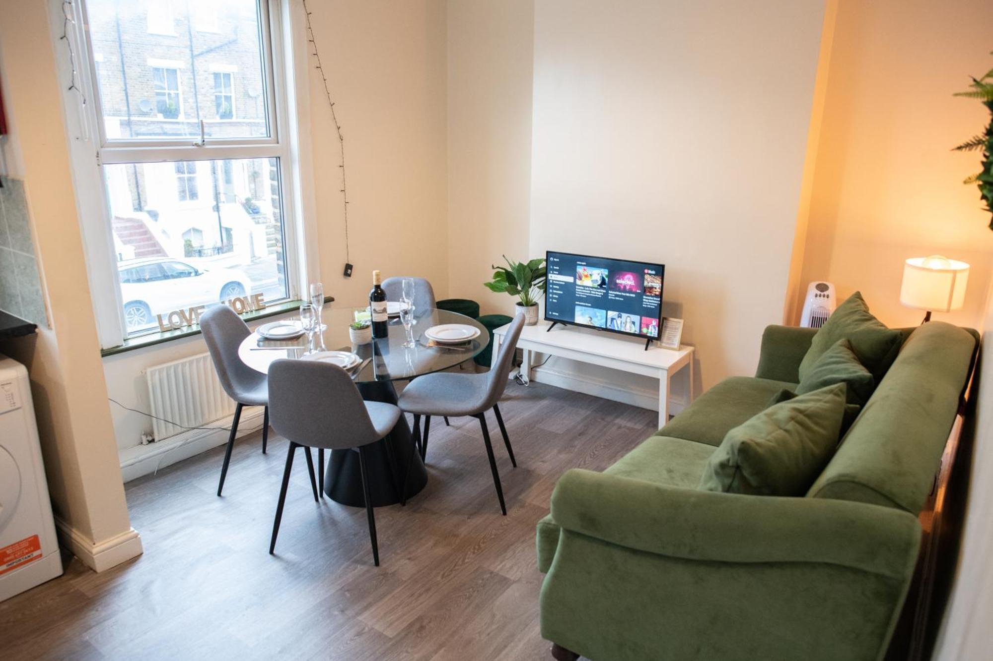 4 Bedroom Flat With High Speed Wi-Fi In North Acton, Ealing, West Лондон Екстериор снимка