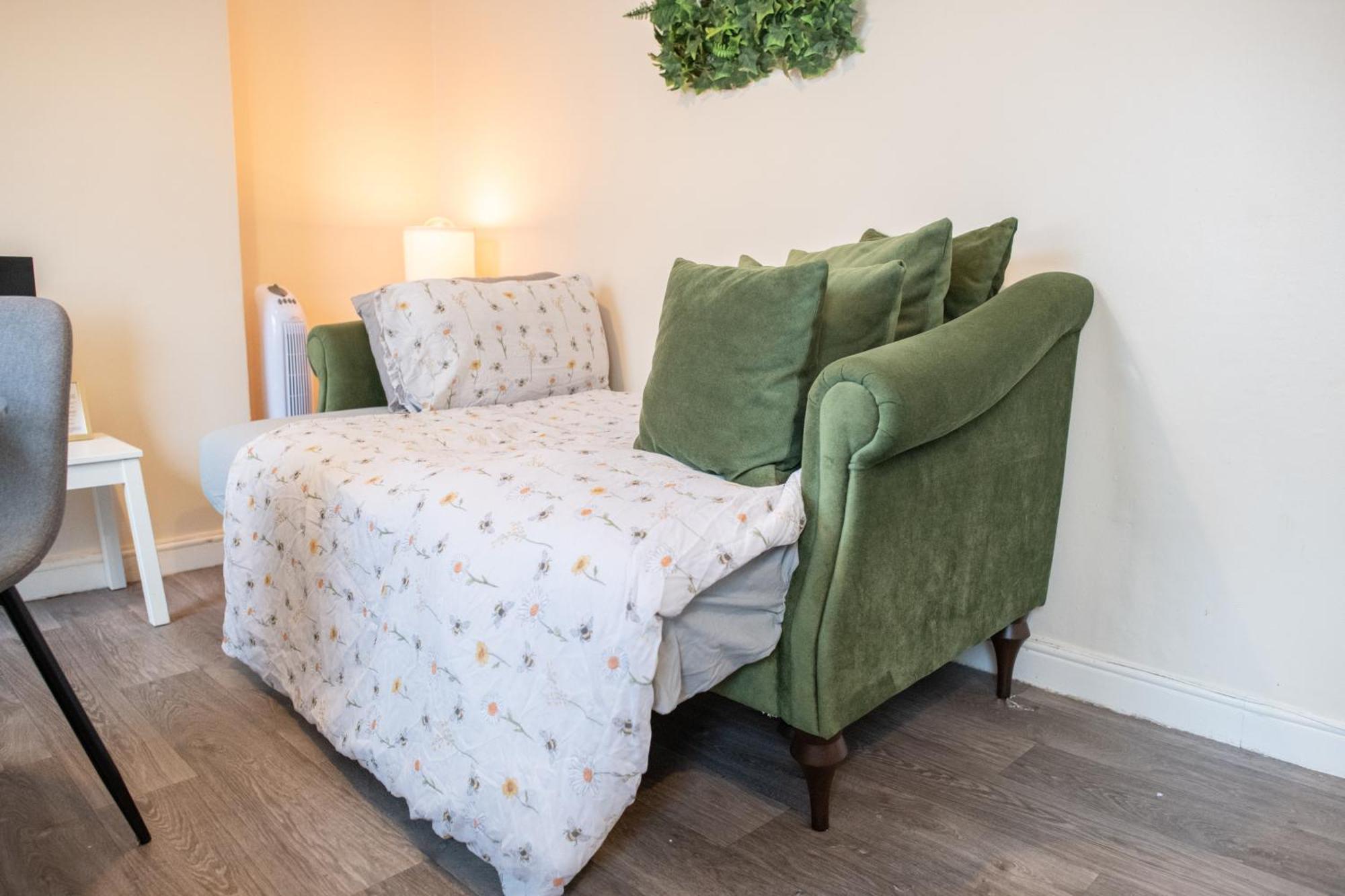 4 Bedroom Flat With High Speed Wi-Fi In North Acton, Ealing, West Лондон Екстериор снимка
