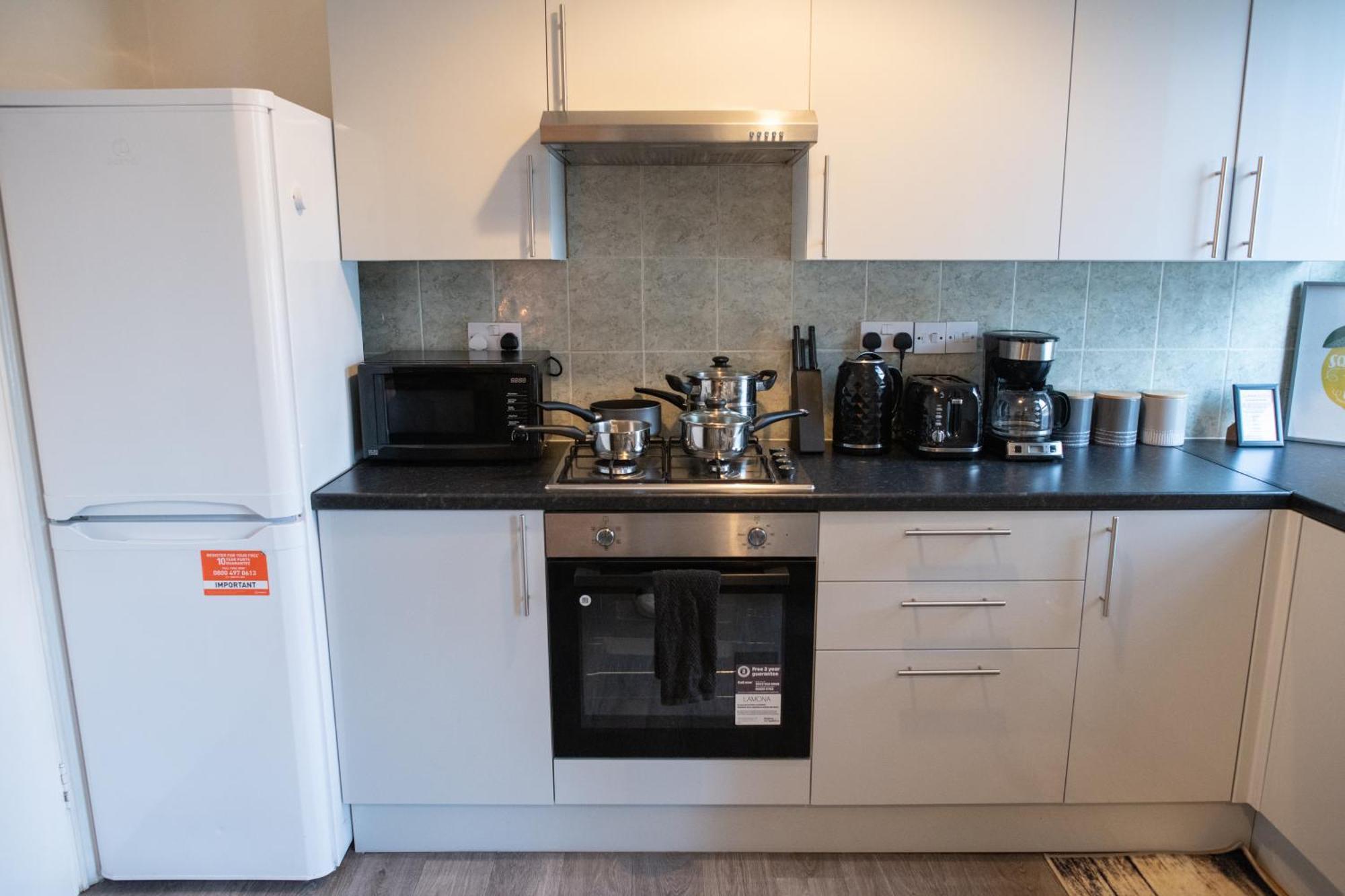 4 Bedroom Flat With High Speed Wi-Fi In North Acton, Ealing, West Лондон Екстериор снимка