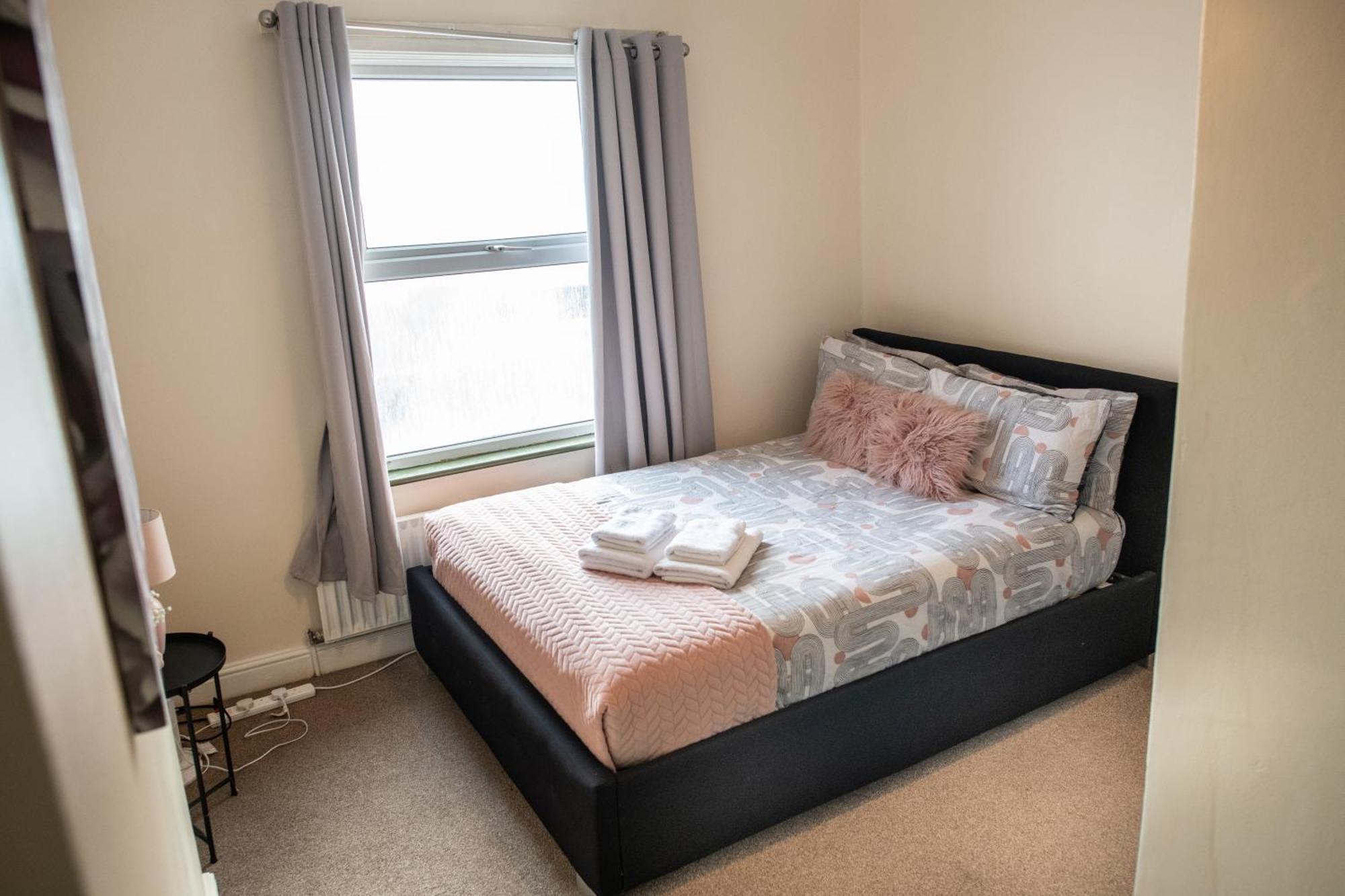 4 Bedroom Flat With High Speed Wi-Fi In North Acton, Ealing, West Лондон Екстериор снимка