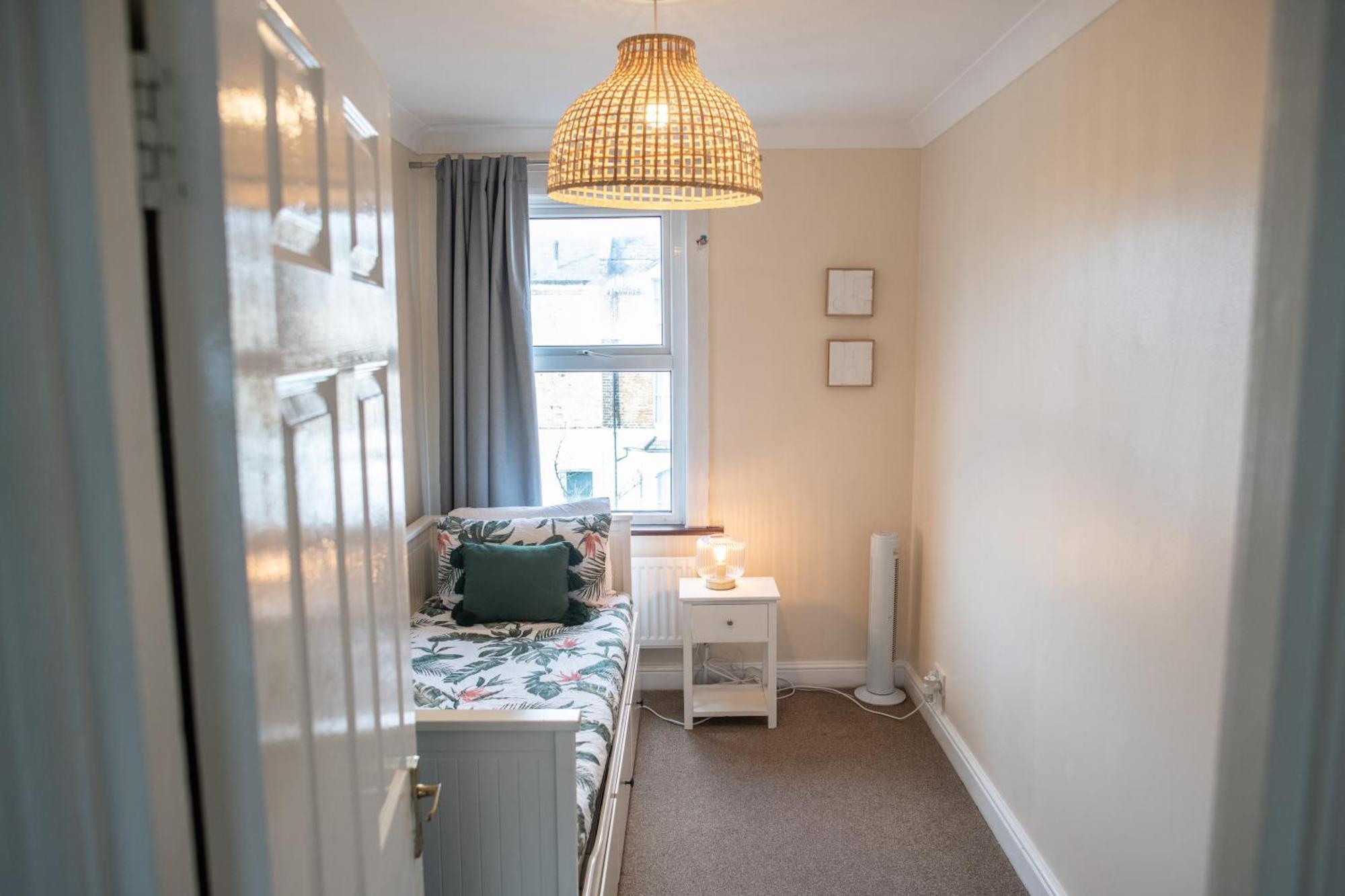 4 Bedroom Flat With High Speed Wi-Fi In North Acton, Ealing, West Лондон Екстериор снимка